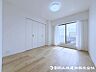 洋室：大きな窓からは日の光が沢山差し込むため、常に明るい印象のお部屋です！
