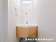 鏡で身だしなみをチェックし、下にも収納スペースがございますので、綺麗に使用することができますね！