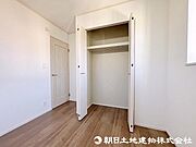 奥行きもあるので、収納ボックスをそのままクローゼットの中へ。部屋にものが出ずスッキリしますね。