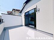 気持ちのいい空が見渡せる広いバルコニー。爽やかな風を感じて、心躍る素敵な暮らしがはじまります。