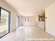 対面キッチンで会話が弾みますね！約20.2帖のLDKはゆとりがあり、家具の配置がしやすいですね！