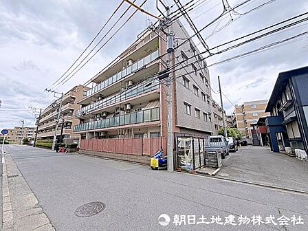 前面道路がゆとりある幅員を確保しているため、街並みに開放感があり、陽当たりや通風にも恵まれた住環境。