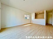 ご家族でのお食事を楽しむダイニングスペースと、リビングスペースにはソファーも配置可能です！