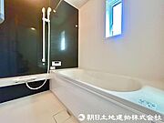 ゆったり足を伸ばせる浴槽。お子様と一緒でもゆとりの1坪タイプ。1日の疲れを癒してくれるバスタイム。