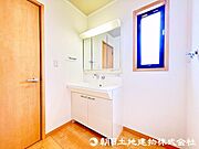 洗髪洗面化粧台ですので、水栓がシャワータイプで伸ばして使用できます。