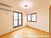 バルコニーに面した陽当たりの良い居室。ベッドルームとしてご利用頂けます。