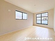 約7.5帖の居室は主寝室は大きめのベッドの他にも、デスクなど大きな家具も配置可能！