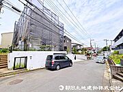 交通量の少ない閑静な住宅街ですので、小さなお子様がいらっしゃるご家庭でも安心してお住まいになれます。