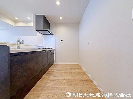 スライド収納付きのシステムキッチン。パスタ鍋や圧力鍋、フライパンなどもおしまい頂けます!
