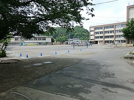 豊かな心とたくましいく生きる力、資質や能力をのばす教育に取り組んでいる小学校です。