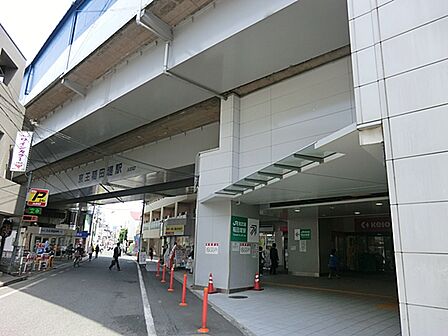 京王線の特急・急行・区間急行・快速・各駅停車が利用でき、通勤・通学に便利な駅です。