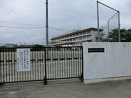 自ら学び、挑戦し続ける力を育む教育に取り組んでいます。心豊かに心身ともにたくましく、生徒一人ひとりが輝けることを目指している学校です。