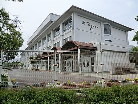 「自主自律」を教育目標に掲げ、主体的に学び、健やかな心身と豊かな人間性を育む教育に取り組む中学校です