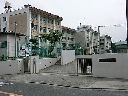 「生命・いのちを尊重し、生きる力を育む」を教育目標に掲げ、心身ともにたくましく、責任感のある行動ができる生徒の育成を目指しています。