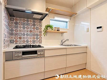 明るく開放的なキッチン。毎日の料理が楽しくなる使い勝手の良い空間です。※本画像はCGで作成しており、実際の現地には家具は置かれておりません。また、価格に家具は含まれておりません。
