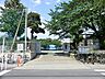 周辺：自ら学び、相手を思いやる力を育む教育を行います。児童一人ひとりの力を発揮できる地域とともにある学校です。