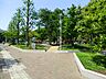 周辺：高津図書館の前に広がる緑が多い公園。自然が多いので、散歩や休憩にも利用できます。