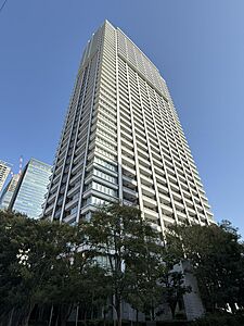 外観:芝エリアのランドマークとして存在感を放つ、タワーレジデンス「クレストプライムタワー芝」。洗練された外観デザインと、緑に囲まれた落ち着いた街並みが調和した住環境です。 外観:芝エリアのランドマークとして存在感を放つ、タワーレジデンス「クレストプライムタワー芝」。洗練された外観デザインと、緑に囲まれた落ち着いた街並みが調和した住環境です。