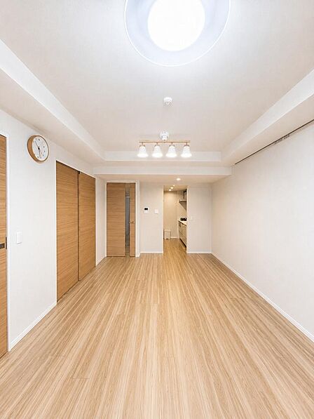 家具配置のしやすい整形設計。独立型キッチンを採用することで生活感を抑え、居住空間を広々とお使いいただけます。明るい木目調フローリングが温かみのある住空間を演出します。