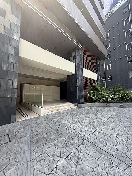 落ち着いたデザインが印象的なエントランス。管理の行き届いた共用部が住まう方を迎えます。