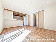 【リビング】広いリビングでゆったりと。ワンフロア感覚で過ごせる動線は動きやすく掃除も簡単に済ませられます