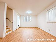 【リビング】家族が同じ空間のリビングにいても程よい距離で過ごせます
