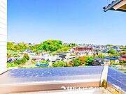 【眺望現地】開放感があり、遮るものもなく気持ちのいい景色が広がります。お部屋にも爽やかな風と暖かく柔らかな日差しが差し込み、毎日の暮らしを豊かに彩ります。