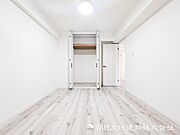 【洋室】新しいベットやチェストをおいてプライベートルームを完成させましょう！