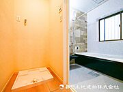 【洗面・脱衣所】小さな空間でもタオルや家族分の着替え、洗剤などまとめて収まる機能的なエリアです