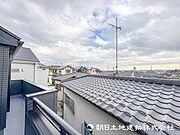 【眺望現地】開放感があり、遮るものもなく気持ちのいい景色が広がります。お部屋にも爽やかな風と暖かく柔らかな日差しが差し込み、毎日の暮らしを豊かに彩ります。