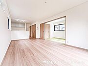 【リビング】広いリビングでゆったりと。ワンフロア感覚で過ごせる動線は動きやすく掃除も簡単に済ませられます