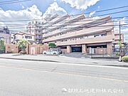 【外観】表現された空間は豊かな光と風を纏い、暮らしの時間を豊かにしてくれます。デザインされた空間と競い合うかのような充実した建物設備も家族の時間を彩ってくれることでしょう。