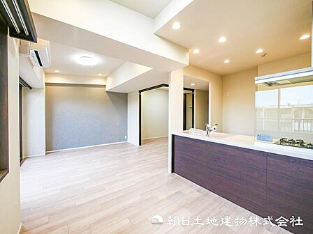 【リビング】背の低い家具を選ぶことで圧迫感のない落ち着く空間になります