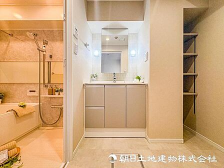 【洗面・脱衣所】小さな空間でもタオルや家族分の着替え、洗剤などまとめて収まる機能的なエリアです