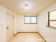 【洋室】隙間時間の掃除がフロアワイパーでサッと済ませられるのもフローリングの魅力です