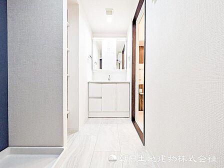 【洗面・脱衣所】小さな空間でもタオルや家族分の着替え、洗剤などまとめて収まる機能的なエリアです