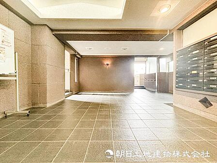 【エントランス】重厚感の溢れるエントランスはマンションの顔！帰宅時、来客時に誇れる空間を演出します！