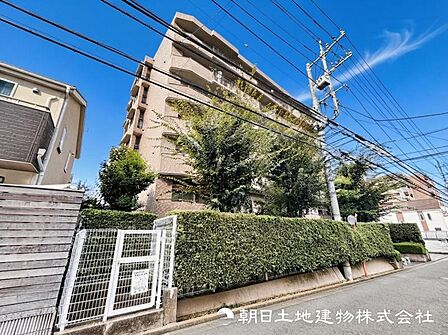 【外観】表現された空間は豊かな光と風を纏い、暮らしの時間を豊かにしてくれます。デザインされた空間と競い合うかのような充実した建物設備も家族の時間を彩ってくれることでしょう。