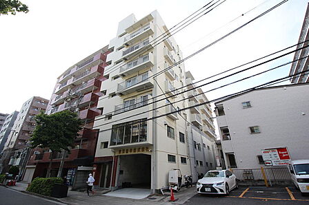 落ち着いたシックなデザインが印象的な建物です。閑静な街並みに自然と溶け込みつつ、さりげなく存在感を放ちます。教育施設や商業施設も整った住環境で、新しい暮らしを始めませんか。ぜひ当社にご相談ください。