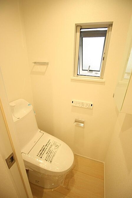 ウォシュレットが搭載された最新トイレ設備を採用。窓がある為、自然光がたっぷり入り、昼間は照明をつけなくても十分明るく過ごせます。電気代の節約はもちろん、省エネ・環境にも優しい生活が実現♪