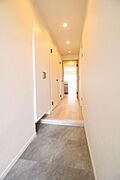現在空室のため、いつでもご内覧いただけます。居住者の帰り、訪れる方を優しく迎える・安らぎに満ちた生活空間を予感させるようなその佇まいが魅力的ですね！