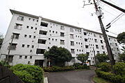 落ち着いたシックなデザインが印象的な建物です。閑静な街並みに自然と溶け込みつつ、さりげなく存在感を放ちます。教育施設や商業施設も整った住環境で、新しい暮らしを始めませんか。ぜひ当社にご相談ください。