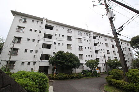 落ち着いたシックなデザインが印象的な建物です。閑静な街並みに自然と溶け込みつつ、さりげなく存在感を放ちます。教育施設や商業施設も整った住環境で、新しい暮らしを始めませんか。ぜひ当社にご相談ください。