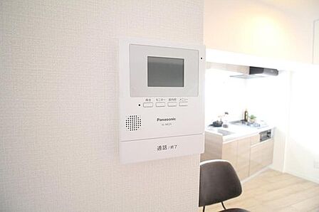 安全性と快適さを両立したTVモニター付インターホン。モニター越しに相手の顔や様子を確認できる為、突然の来訪にも落ち着いて対応できますね。お子さまや一人暮らしの方、共働きのご家庭に嬉しい機能です♪