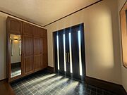 上質感漂う玄関と廊下。居住者の帰り、訪れる方を優しく迎えてくれます。（2025年2月撮影）