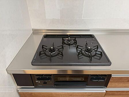 1度にたくさんのメニューが作れる3口コンロ付のシステムキッチン。(2025年10月撮影)