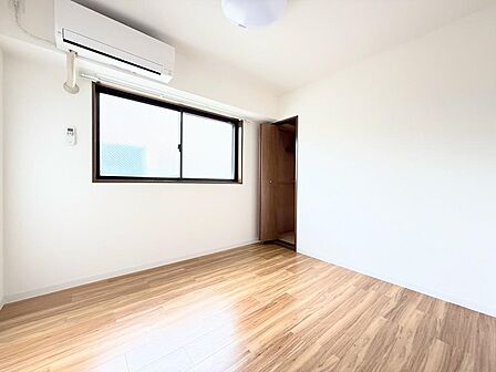窓から差し込む光が優しく包み込む洋室。（2025年10月撮影）