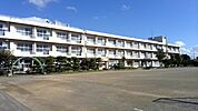 千葉市立生浜西小学校（約300ｍ）