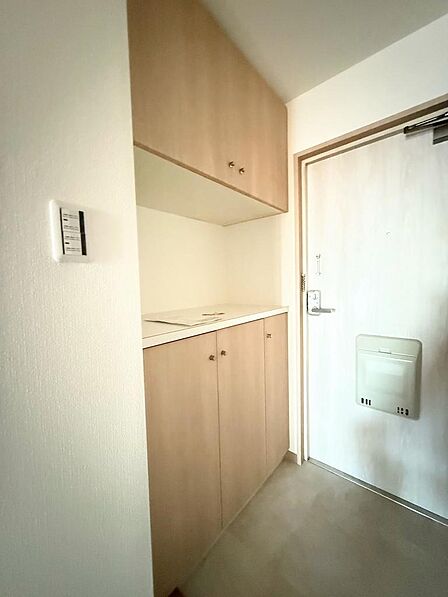 玄関は家族が毎日行き来する出入り口というだけでなく、お客様をお迎えする大切な空間でもあります。(2025年12月撮影)