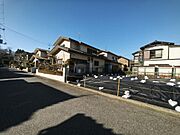 ゆとりのあるお土地は、お庭やカースペースを広くとることができるため暮らしが充実しますね。（2026年1月撮影）